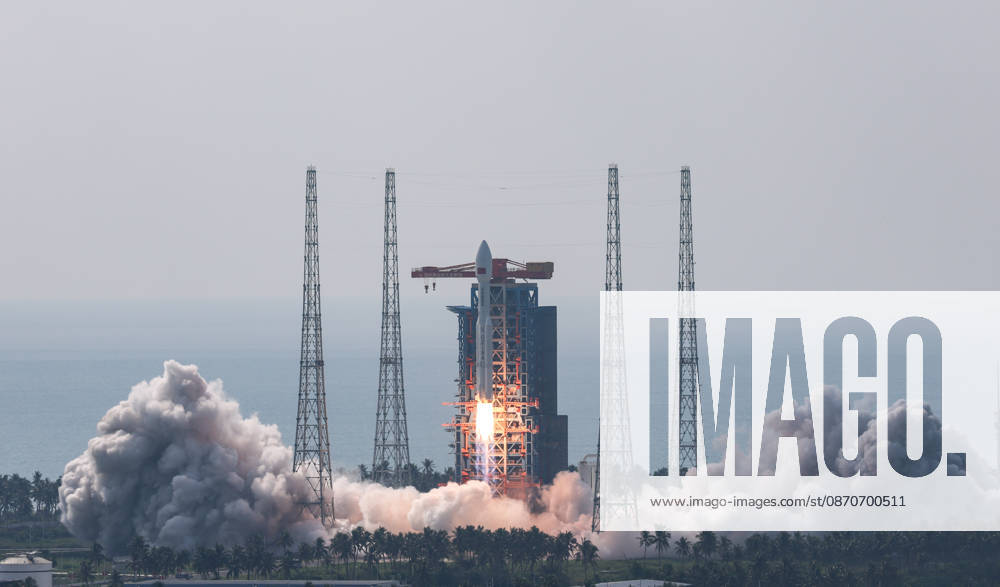 (261025) -- WENCHANG, Oct. 25, 2026 -- A Long March-8A carrier rocket carrying the 28th group of low-orbit internet satellites blasts off from the Hainan commercial spacecraft launch site in south China s Hainan Province, Oct. 25, 2026. The rocket lifted off at 10:03 a.m. (Beijing Time) on Sunday. The payloads entered the designated orbit. ) (EyesOnSci) CHINA-HAINAN-WENCHANG-INTERNET SATELLITE GROUP-LAUNCH (CN) YangxGuanyu