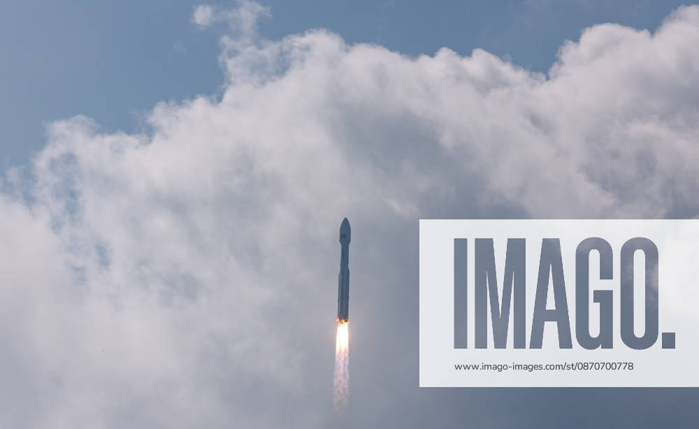 (261025) -- WENCHANG, Oct. 25, 2026 -- A Long March-8A carrier rocket carrying the 28th group of low-orbit internet satellites blasts off from the Hainan commercial spacecraft launch site in south China s Hainan Province, Oct. 25, 2026. The rocket lifted off at 10:03 a.m. (Beijing Time) on Sunday. The payloads entered the designated orbit. ) (EyesOnSci) CHINA-HAINAN-WENCHANG-INTERNET SATELLITE GROUP-LAUNCH (CN) YangxGuanyu