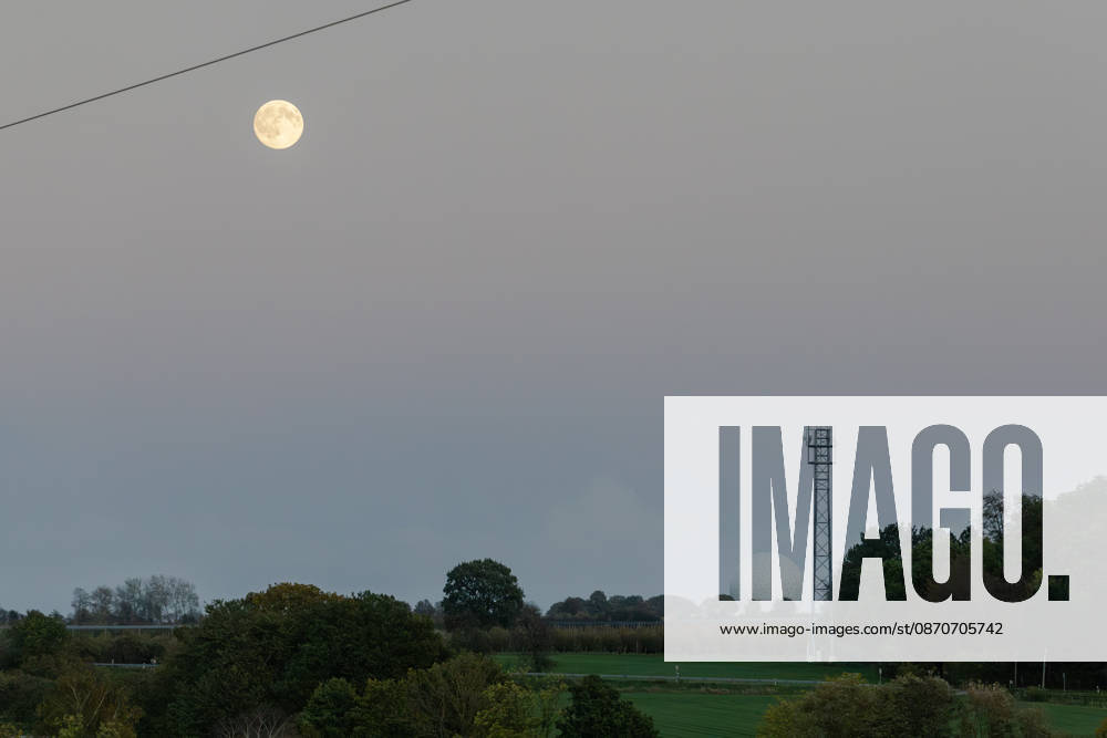 Full Moon Over Arzdorf in Wachtberg, October 25, 2026 The full moon over Arzdorf in Wachtberg. The radome of the Fraunhofer Institutes FHR and FKIE in Werthhoven is visible on the horizon. The photos were taken at dusk. Wachtberg, Arzdorf, North Rhine-Westphalia, Germany