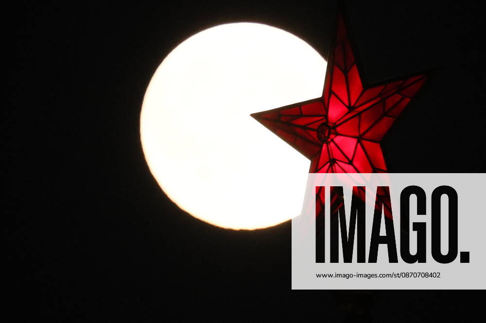 RUSSIA, MOSCOW - OCTOBER 25, 2026: A red star atop a tower of the Moscow Kremlin is silhouetted against the full moon shining over the city Moscow Russia - ZUMAt113 20261025_zaa_t113_319