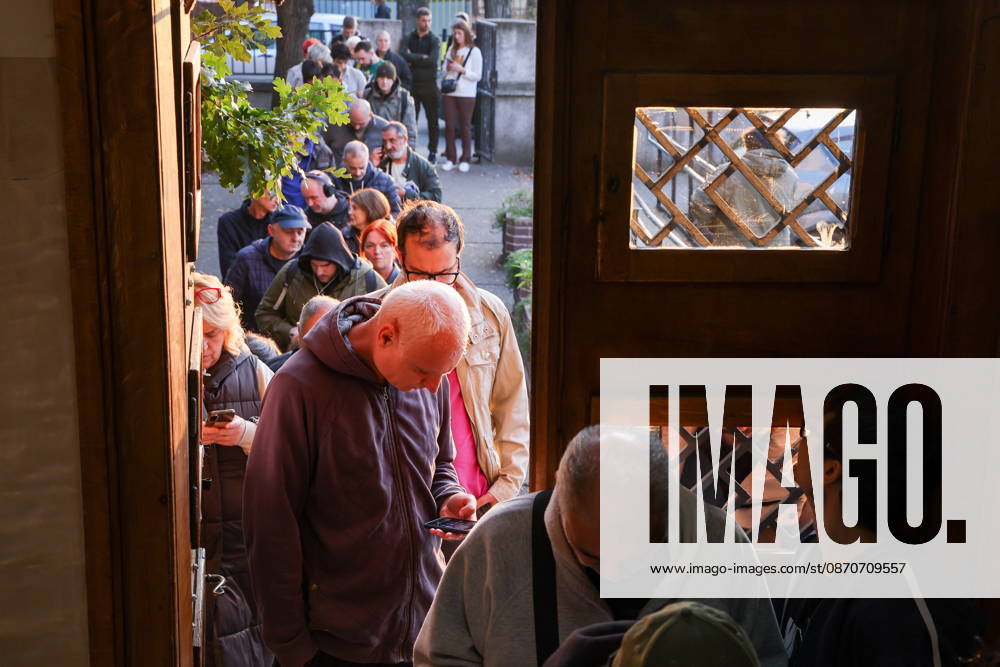 SERBIA, BELGRADE - OCTOBER 25, 2026: People queue at a polling station during the 2026 Serbian parliamentary election. On 25 October, the Serbs went to the polls to elect members of the country s unicameral parliament, Narodna Skupshtina Belgrade Serbia - ZUMAt113 20261025_zaa_t113_369