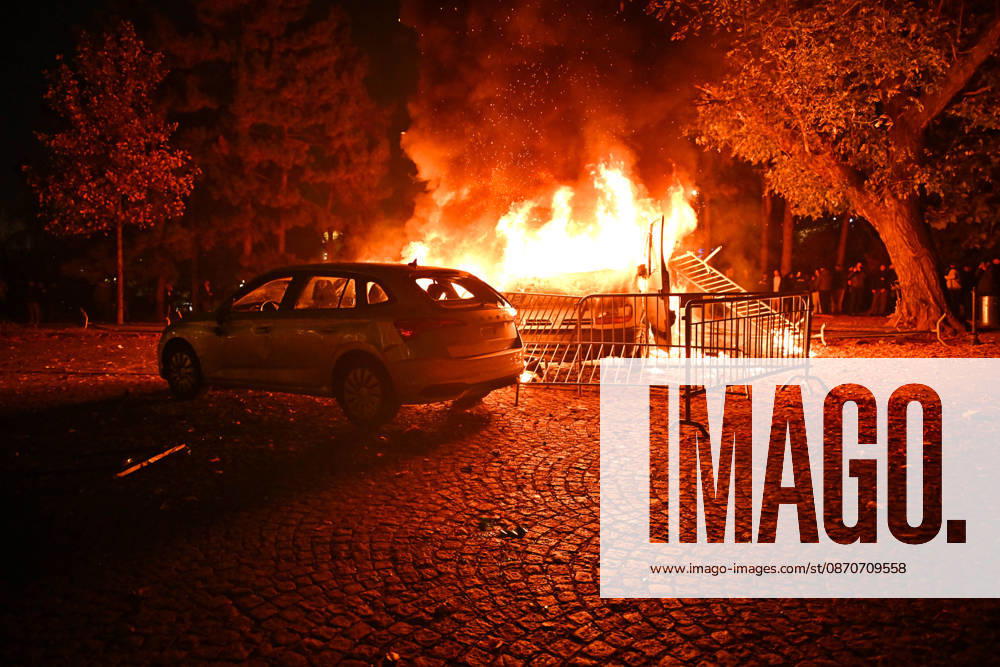 Demonstrators set cars on fire at the former pro-VuÄÂiÄ¡ camp site in Belgrade, on the night of the Serbian elections on 25 October, 2026 Belgrade Serbia - ZUMAa256 20261026_zip_a256_009