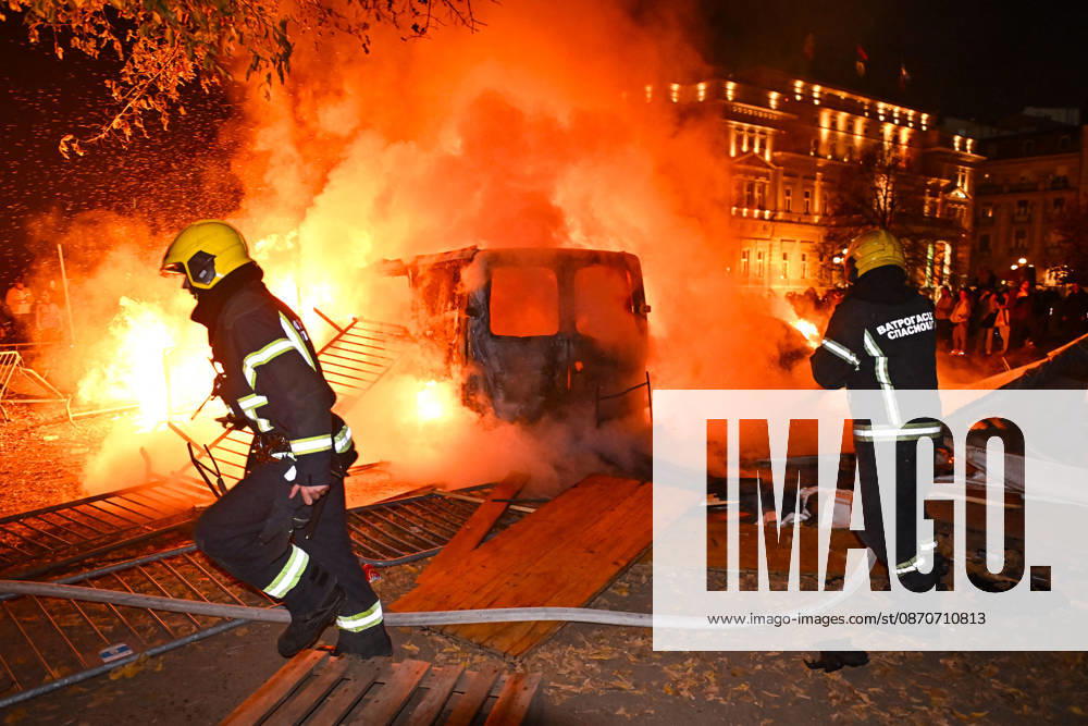 Demonstrators set cars on fire at the former pro-VuÄÂiÄ¡ camp site in Belgrade, on the night of the Serbian elections on 25 October, 2026 Belgrade Serbia - ZUMAa256 20261026_zip_a256_010