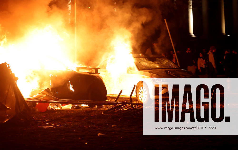 Belgrade(Serbia) Politics Life Reactions after the election results The fall of the totalitarian regime after 14 years and the change of government Cars are burning in front of the presidency building Vatra u cacilendu ispred zgrade predsednistva
