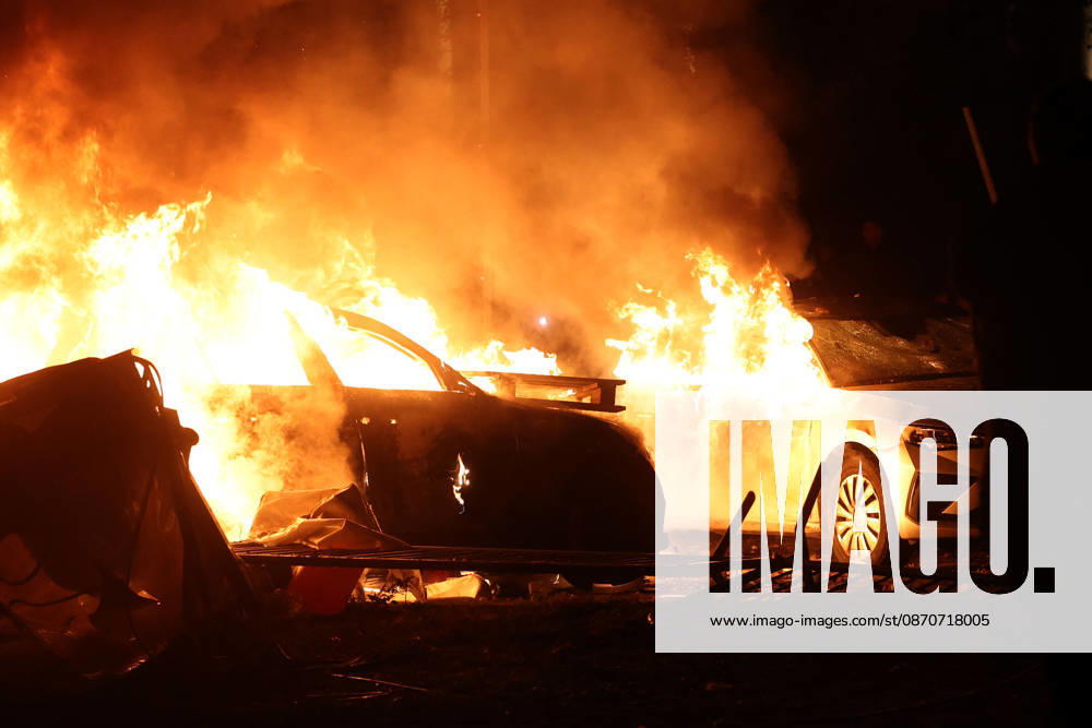Belgrade(Serbia) Politics Life Reactions after the election results The fall of the totalitarian regime after 14 years and the change of government Cars are burning in front of the presidency building Vatra u cacilendu ispred zgrade predsednistva