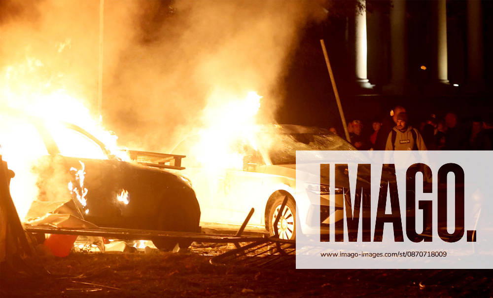 Belgrade(Serbia) Politics Life Reactions after the election results The fall of the totalitarian regime after 14 years and the change of government Cars are burning in front of the presidency building Vatra u cacilendu ispred zgrade predsednistva