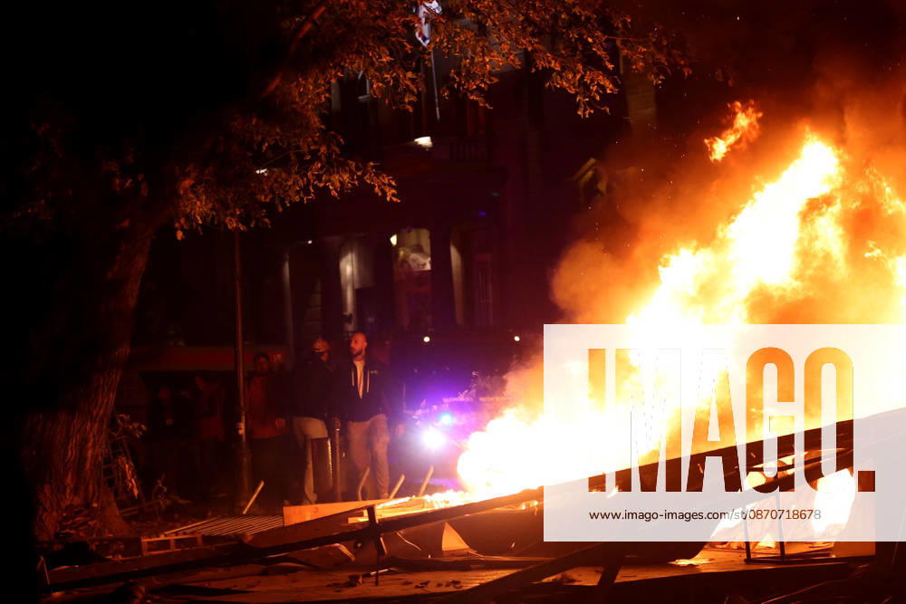 Belgrade(Serbia) Politics Life Reactions after the election results The fall of the totalitarian regime after 14 years and the change of government Fire in front of the presidency building Vatra u cacilendu ispred zgrade predsednistva