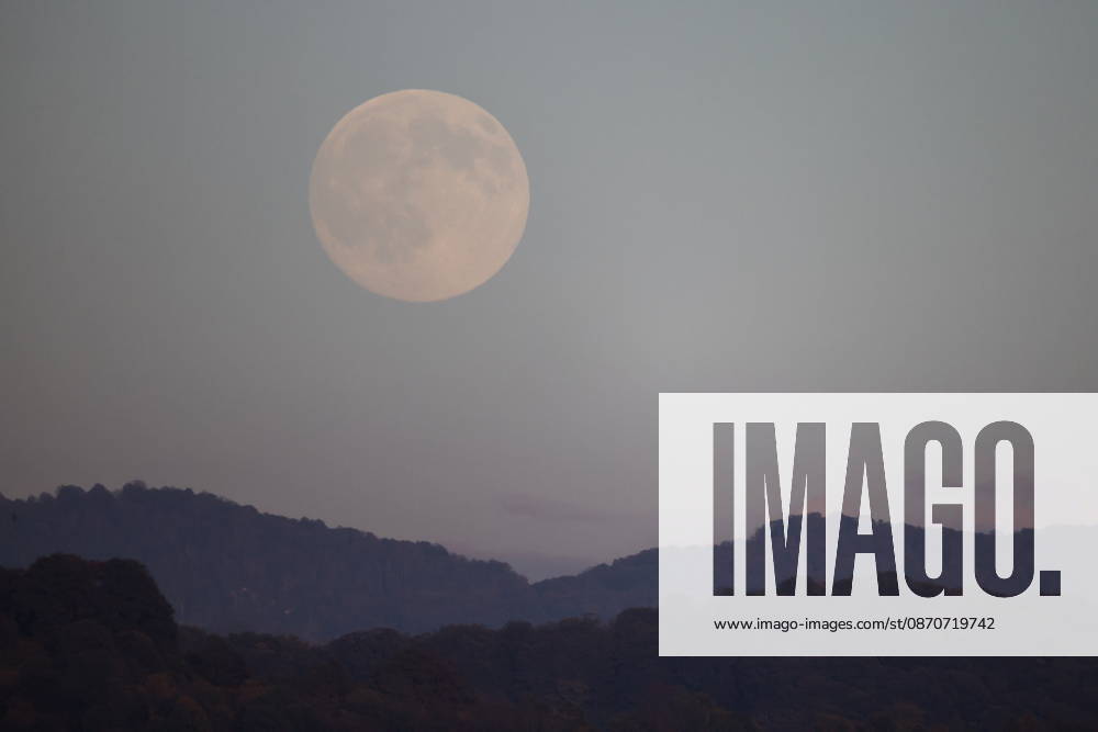 RUSSIA, SOCHI - OCTOBER 25, 2026: The full moon shines over the city Sochi Russia - ZUMAt113 20261025_zaa_t113_345