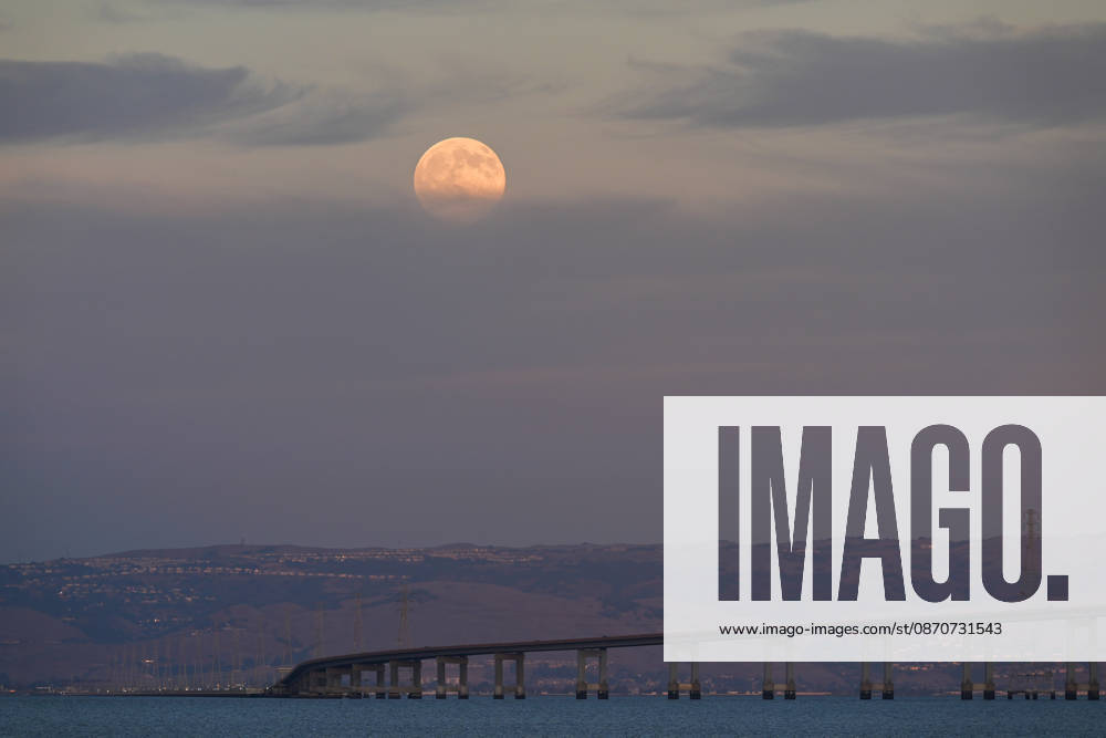 Full Hunter s Moon rises over San Francisco Bay SAN FRANCISCO, CA - OCTOBER 25: The full moon is known as the Hunter s Moon rises over San Mateo Bridge near the San Francisco Bay in San Mateo, California, United States on October 25, 2026. Tayfun Coskun Anadolu California United States. Editorial use only. Please get in touch for any other usage.