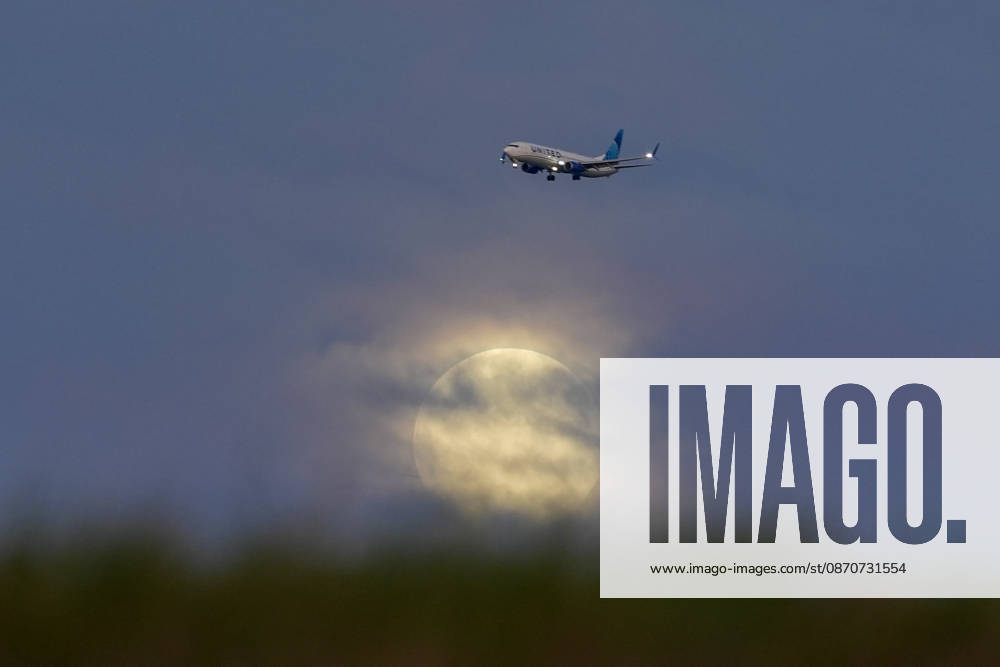 Full Hunter s Moon rises over San Francisco Bay SAN FRANCISCO, CA - OCTOBER 25: The full moon is known as the Hunter s Moon rises over San Francisco Bay as a passenger plane flies in San Mateo, California, United States on October 25, 2026. Tayfun Coskun Anadolu California United States. Editorial use only. Please get in touch for any other usage.