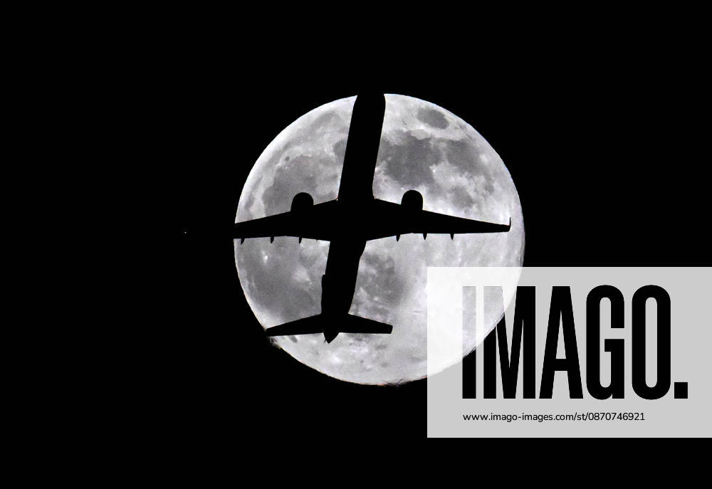 A plane crosses the waning Hunter Moon one day after a full moon, in Whittier California. ( ZUMApress.com) Whittier USA - ZUMA 20261025_zaf_u345_007