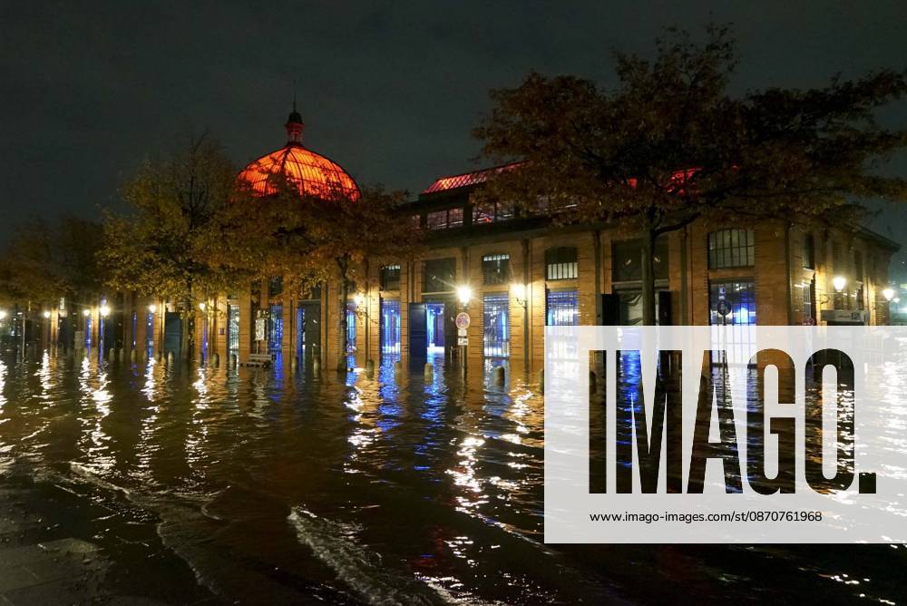 CNTV FLOODING: Fall flooding in the Port of Hamburg, the Hamburg Fish Market and the Oevelgoenne parking lot were flooded by the Elbe; the water stood about 50 cm high in the fish auction hall. Hamburg, October 26, 2026. The combination of a full moon and a storm surge caused the Elbe flooding in Hamburg, Germany.