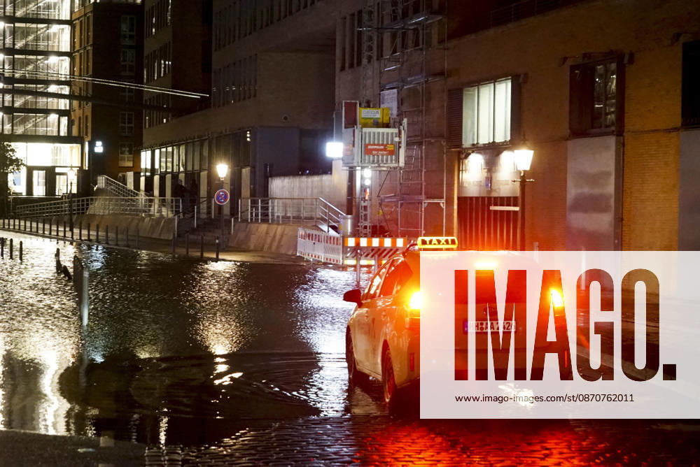 CNTV FLOODING: Fall flooding in the Port of Hamburg, the Hamburg Fish Market and the Oevelgoenne parking lot were flooded by the Elbe; the water stood about 50 cm high in the fish auction hall. Hamburg, October 26, 2026. The combination of a full moon and a storm surge caused the Elbe flooding in Hamburg, Germany.