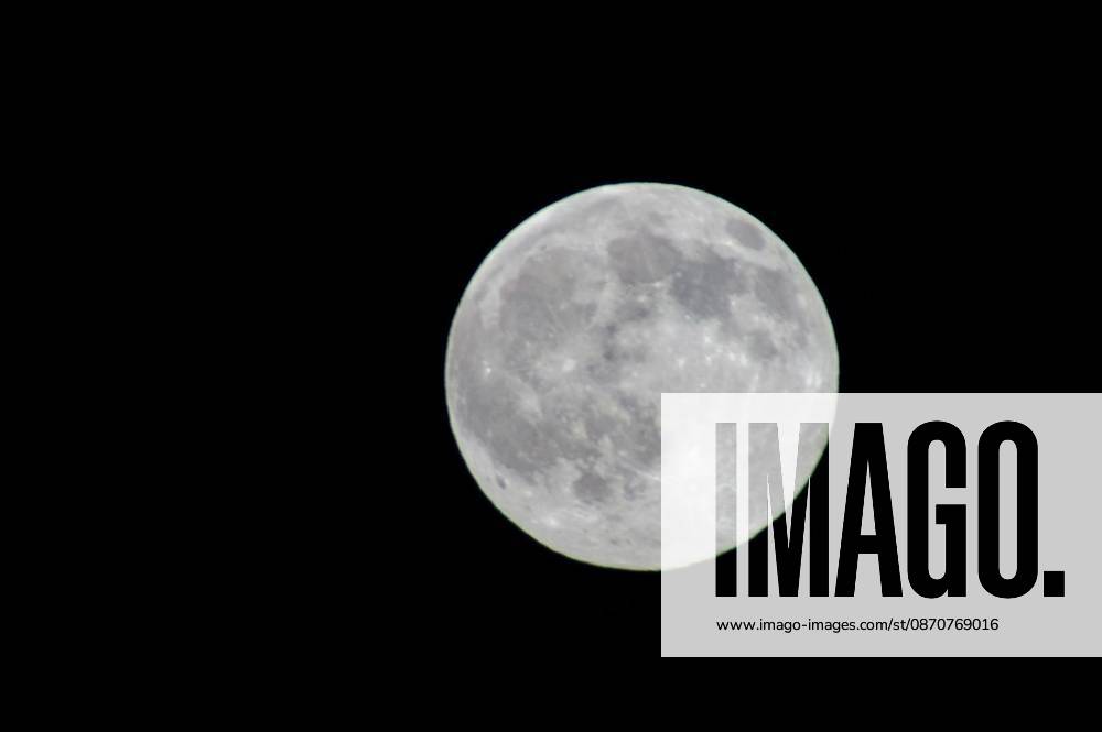 WASHINGTON, D.C., UNITED STATES - OCTOBER 25, 2026: Full Moon seen during the Full Hunter s Moon in Washington, D.C., United States. Washington D.C United States of America - ZUMAq101 20261025_zna_q101_286