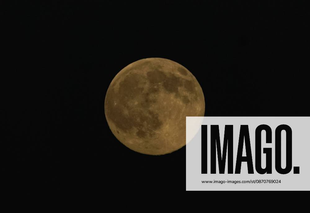 WASHINGTON, D.C., UNITED STATES - OCTOBER 25, 2026: Full Moon seen during the Full Hunter s Moon in Washington, D.C., United States. Washington D.C United States of America - ZUMAq101 20261025_zna_q101_289