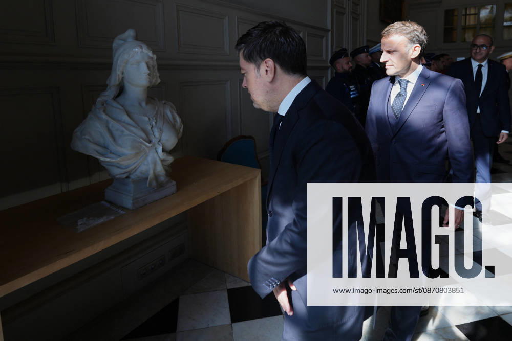 President Macron visits Marseille a Week After the Riots - France French President Emmanuel Macron and Marseille Mayor Benoit Payan inspect the bust of Marianne which was recently vandalized, at the city hall in Marseille, France, Monday, October 26, 2026, during a visit to notice the return of republican order after the violence and looting that punctuated the citizen mobilization of October 17, 2026. Protests by high school students over learning conditions sparked a movement that has since spread nationwide, fuelled by broader anger over the rising cost of living. Photo by Aurelien Morissard Pool ABACAPRESS.COM Marseille France
