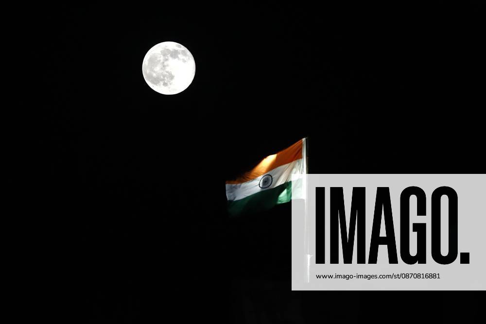 NEW DELHI, INDIA - OCTOBER 26, 2026: A view of the iconic India Gate in New Delhi, illuminated by the glow of the full moon that marks the beginning of the Sharad Purnima festival. The full moon symbolizes the start of this important Hindu festival, which celebrates the beginning of autumn and the arrival of the years greatest season of spiritual and agricultural abundance. New Delhi India - ZUMAq101 20261026_zna_q101_071