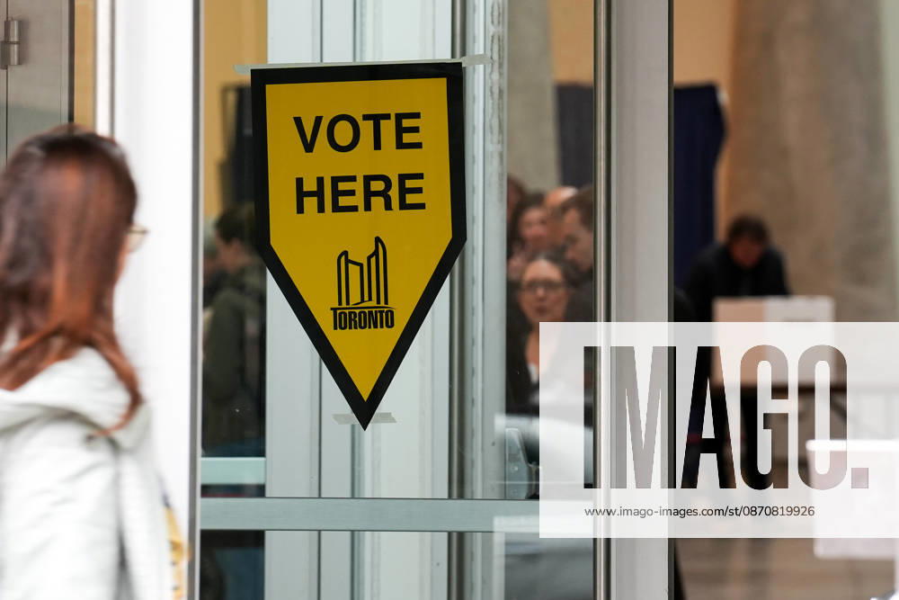 Toronto Municipal Election TORONTO, CANADA - OCTOBER 26 : People arrive at a polling station to cast their ballots for the Toronto municipal election in Toronto, Ontario on October 26, 2026. Mert Alper Dervis Anadolu Ontario Canada. Editorial use only. Please get in touch for any other usage.