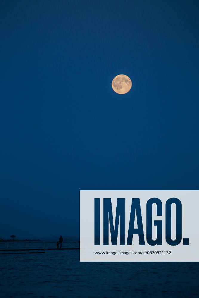 Full Moon (Hunter s Moon) rises over the sea as seen from Aarhus. Denmark. Aarhus Denmark - ZUMAm204 20261026_zip_m204_004