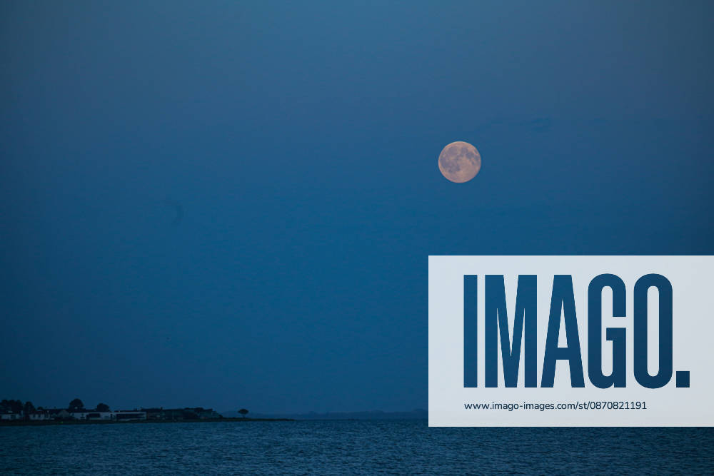 Full Moon (Hunter s Moon) rises over the sea as seen from Aarhus. Denmark. Aarhus Denmark - ZUMAm204 20261026_zip_m204_006