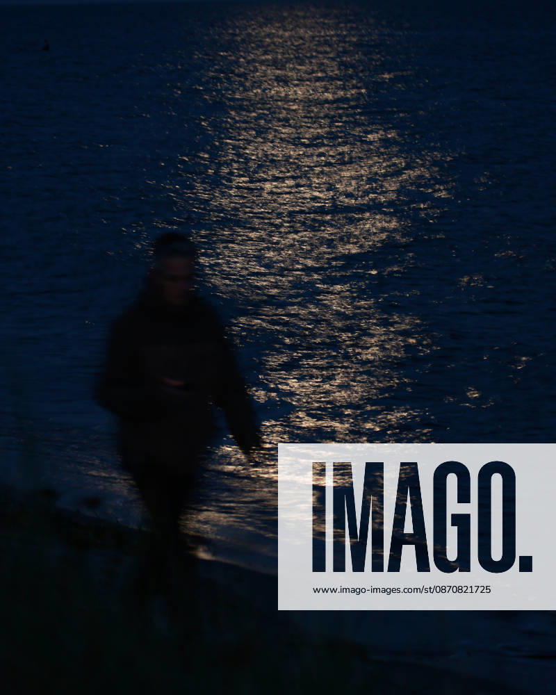 Full Moon (Hunter s Moon) rises over the sea as seen from Aarhus. Denmark. Aarhus Denmark - ZUMAm204 20261026_zip_m204_009