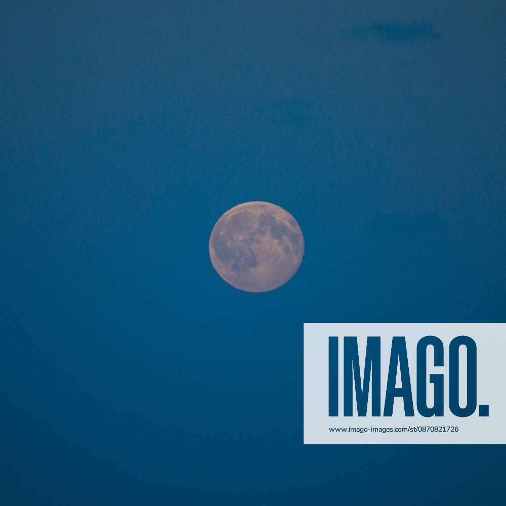 Full Moon (Hunter s Moon) rises over the sea as seen from Aarhus. Denmark. Aarhus Denmark - ZUMAm204 20261026_zip_m204_010