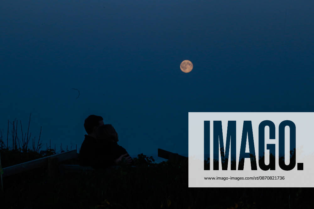 Full Moon (Hunter s Moon) rises over the sea as seen from Aarhus. Denmark. Aarhus Denmark - ZUMAm204 20261026_zip_m204_014