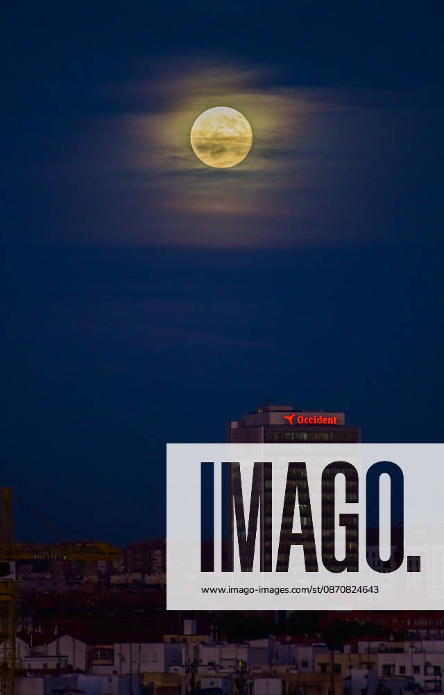 The full Moon rises over the Madrid skyline, Spain, during the evening of October 26, 2026. The October full Moon, known as the Hunters Moon, appears above the citys urban landscape shortly after sunset. Madrid SPAIN - ZUMAz108 20261026_znp_z108_002