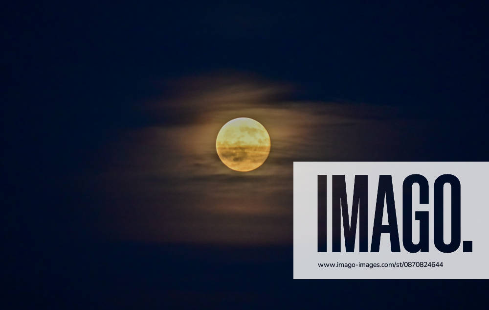 The full Moon rises over the Madrid skyline, Spain, during the evening of October 26, 2026. The October full Moon, known as the HunterÃ¢â‚¬â ¢s Moon, appears above the cityÃ¢â‚¬â ¢s urban landscape shortly after sunset. Madrid SPAIN - ZUMAz108 20261026_znp_z108_001