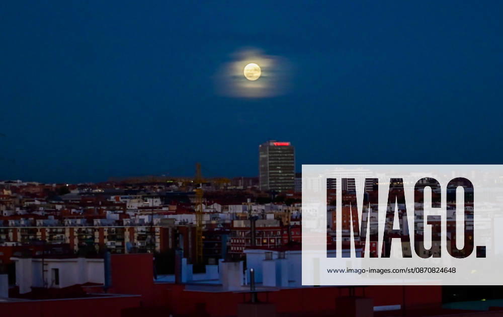 The full Moon rises over the Madrid skyline, Spain, during the evening of October 26, 2026. The October full Moon, known as the Hunters Moon, appears above the citys urban landscape shortly after sunset. Madrid SPAIN - ZUMAz108 20261026_znp_z108_004