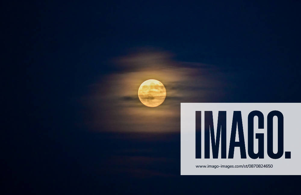 The full Moon rises over the Madrid skyline, Spain, during the evening of October 26, 2026. The October full Moon, known as the Hunters Moon, appears above the citys urban landscape shortly after sunset. Madrid SPAIN - ZUMAz108 20261026_znp_z108_006
