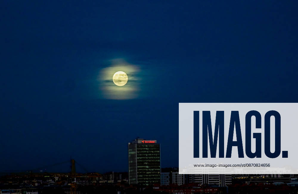 The full Moon rises over the Madrid skyline, Spain, during the evening of October 26, 2026. The October full Moon, known as the Hunters Moon, appears above the citys urban landscape shortly after sunset. Madrid SPAIN - ZUMAz108 20261026_znp_z108_008