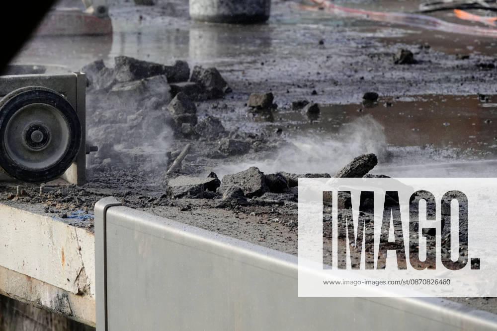 Demolition of the Hain Bridge in Chemnitz Is in Full Swing October 26, 2026, Chemnitz, Hain Bridge, Demolition work on the Hain Bridge continued unabated on Monday morning, and a large portion has already been removed. The bridge is firs