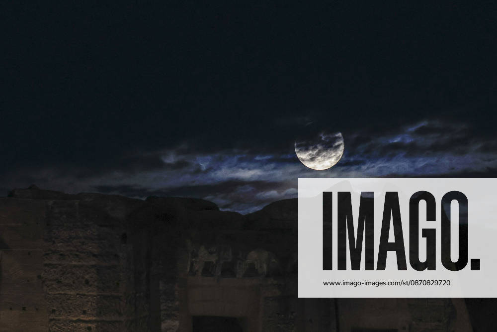 Full moon rising in Rome ROME, ITALY, OCTOBER 26: The full moon rises behind the Palatine hill in Rome, Italy, on October 26, 2026. Riccardo De Luca Anadolu Rome Italy. Editorial use only. Please get in touch for any other usage.