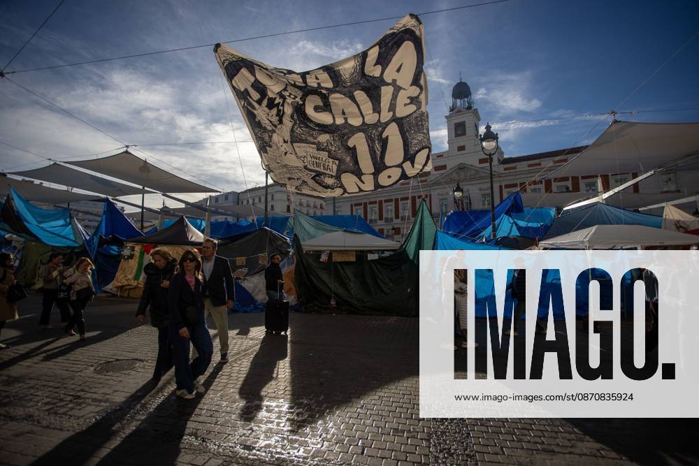 Madrid reaches one month of protests MADRID, SPAIN OCTOBER 26, 2026: Madrid has reached one month of protests in La Puerta del Sol Square, where hundreds of activists fighting for the right to housing in Spain have been staying in tents set up on September 26 of this year. The protesters organized the occupation of the plaza in response to the eviction of Maricarmen Abascal, an 87-year-old woman who was removed from her home and later died at a hospital in Spain s capital. Madrid MADRID Spain