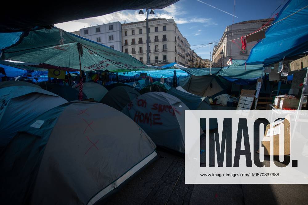 MADRID, SPAIN OCTOBER 26, 2026: Madrid has reached one month of protests in La Puerta del Sol Square, where hundreds of activists fighting for the right to housing in Spain have been staying in tents set up on September 26 of this year. The protesters organized the occupation of the plaza in response to the eviction of Maricarmen Abascal, an 87-year-old woman who was removed from her home and later died at a hospital in Spain s capital. Madrid Spain - ZUMAq101 20261026_zna_q101_120