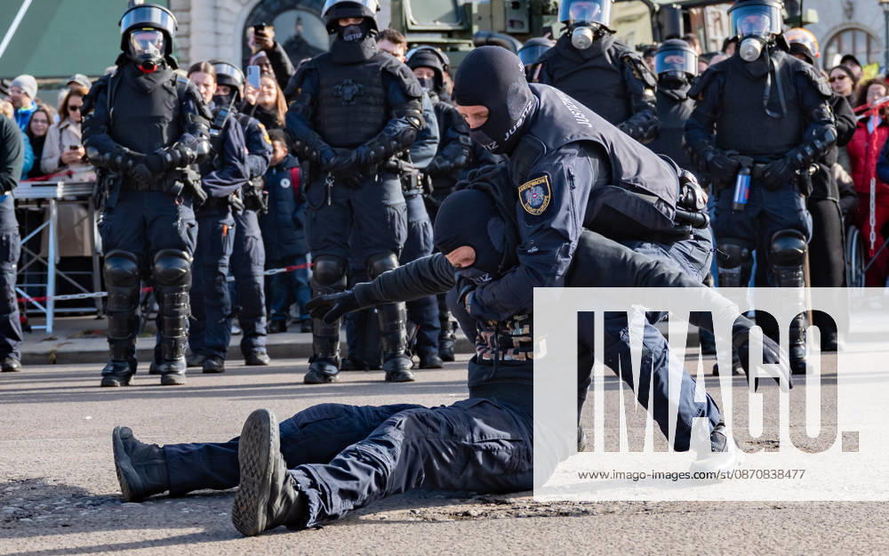 Official celebrations for the 2026 Austrian National Day Oath-taking ceremony during the official celebrations for the 2026 National Day at Heldenplatz in Vienna, Austria The Prison Guard Special Operations Unit (JEG) during a demonstration in Vienna at Heldenplatz, Vienna, Austria