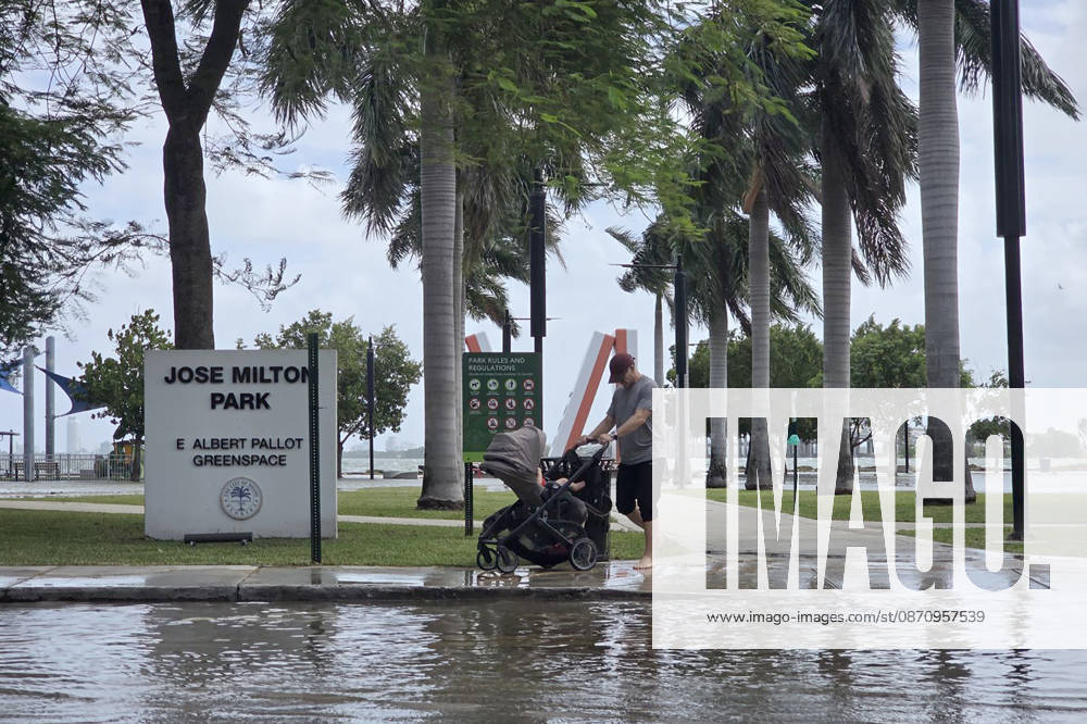 A man walks with his baby in a stroller along a street in a flooded area at Jose Milton Park, on 26 October 2026 in downtown Miami, Florida, USA issued 27 October 2026. The National Weather Service (NWS) issued a coastal flood alert for southeastern Florida—in effect until Wednesday—due to high tides (spring tides) affecting the region, which have inundated parts of Miami and Fort Lauderdale. King tides inundate areas of Miami and trigger flood alerts in Florida !ACHTUNG: NUR REDAKTIONELLE NUTZUNG!