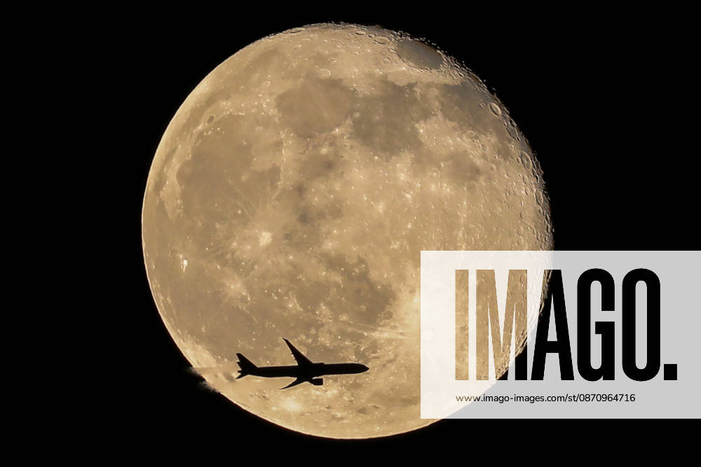 Hunter s Moon rises over Erbil, Iraq ERBIL, IRAQ - OCTOBER 27: A passenger plane passes in front of October s full moon, known as the Hunter s Moon, creating a striking view in the night sky, on October 27, 2026 in Erbil, Iraq. Ahsan Mohammed Ahmed Ahmed Anadolu Erbil Iraq. Editorial use only. Please get in touch for any other usage.