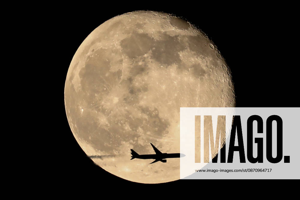 Hunter s Moon rises over Erbil, Iraq ERBIL, IRAQ - OCTOBER 27: A passenger plane passes in front of October s full moon, known as the Hunter s Moon, creating a striking view in the night sky, on October 27, 2026 in Erbil, Iraq. Ahsan Mohammed Ahmed Ahmed Anadolu Erbil Iraq. Editorial use only. Please get in touch for any other usage.