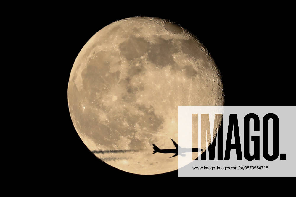 Hunter s Moon rises over Erbil, Iraq ERBIL, IRAQ - OCTOBER 27: A passenger plane passes in front of October s full moon, known as the Hunter s Moon, creating a striking view in the night sky, on October 27, 2026 in Erbil, Iraq. Ahsan Mohammed Ahmed Ahmed Anadolu Erbil Iraq. Editorial use only. Please get in touch for any other usage.