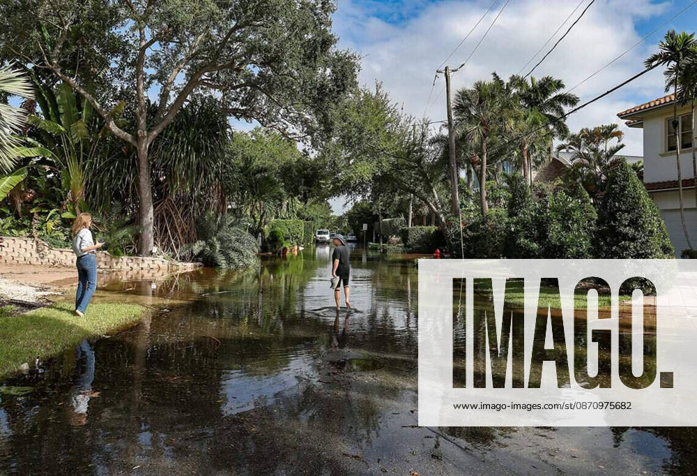 US-NEWS-WEA-FLA-FLOODING-FILEPIC-3-MI Las Olas investment banker Gonzalo E. Vazquez stops in floodwaters to speak to a neighbor on St. Gordon Road as he makes his way home with shoes in hand. King tide floodwaters took over South Florida on Tuesday, Oct. 27, 2026, and affluent areas like Las Olas were not exempt. (Carl Juste Miami Herald TNS) Fort Lauderdale Florida US