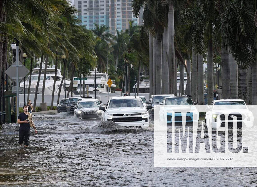 US-NEWS-WEA-FLA-FLOODING-FILEPIC-2-MI Pedro Arraz, left, walks through floodwaters in Las Olas next to cars trying to drive through them on Tuesday, Oct. 27, 2026. King tide floodwaters took over South Florida on Tuesday and affluent areas like Las Olas were not exempt. (Carl Juste Miami Herald TNS) Fort Lauderdale Florida US