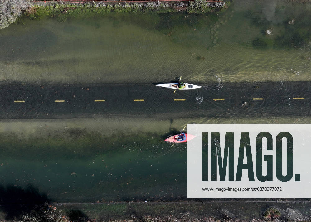 High tide in Marin County of California MARIN COUNTY, CA - OCTOBER 27: Floodwaters covered roads in Marin County as residents kayaking on the bike trail during high tide between Sausalito and Mill Valley in California, United States on October 27, 2026. Tayfun Coskun Anadolu California United States. Editorial use only. Please get in touch for any other usage.