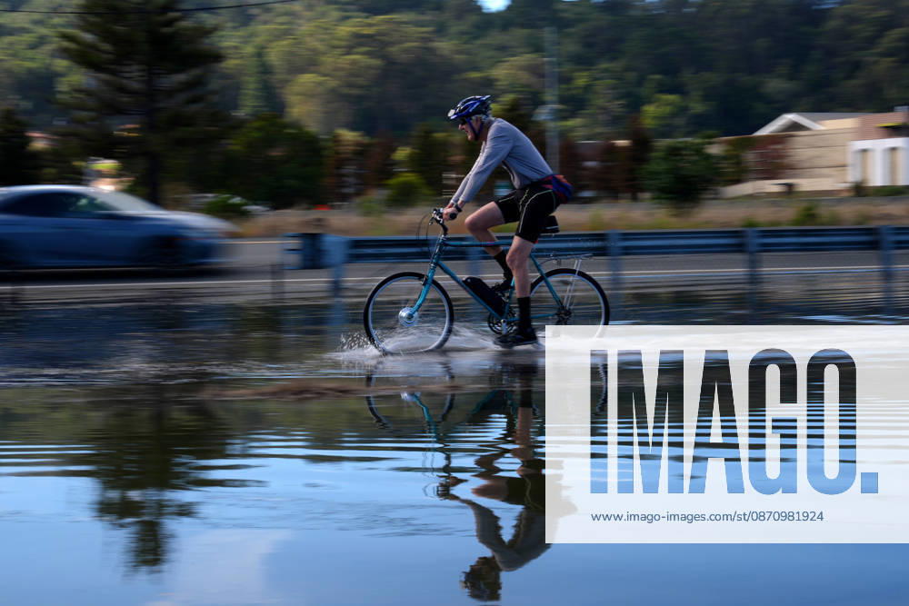Bikers during High tide in Sausalito, California MARIN COUNTY, CA - OCTOBER 27: Floodwaters covered roads in Marin County a biker rides on the bike trail during high tide between Sausalito and Mill Valley in California, United States on October 27, 2026. Tayfun Coskun Anadolu California United States. Editorial use only. Please get in touch for any other usage.