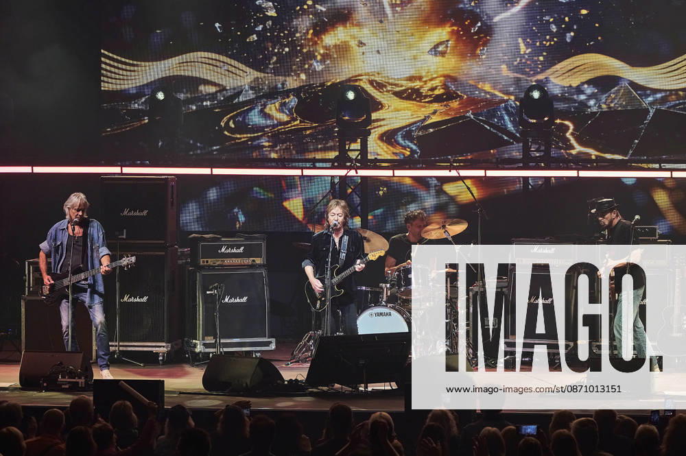 Chris Norman Band live at a concert on the Lifelines Tour at the Swiss Life Hall in Hanover, October 26, 2026 Foto:xU.xFuturexImagex norman_6004