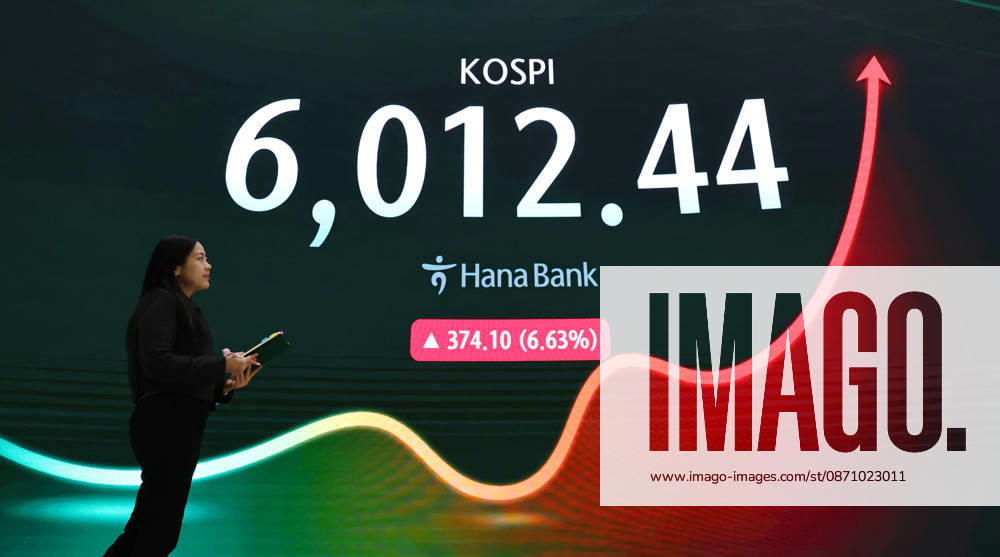 KOSPI skyrockets KOSPI skyrockets A financial data screen in the dealing room of Hana Bank in Seoul on Oct. 28, 2026, shows the benchmark Korea Composite Stock Price Index having risen 374.10 points, or 6.63 percent, to close at 6,012.44. Seoul shares surged, led by a rally in chipmakers after SK hynix reported record quarterly earnings and announced additional shareholder returns. (Yonhap) 2026-10-28 16:55:12 <Copyright ¨Ï 1980-2026 YONHAPNEWS AGENCY. .> ¼¿ïƯº°½Ã