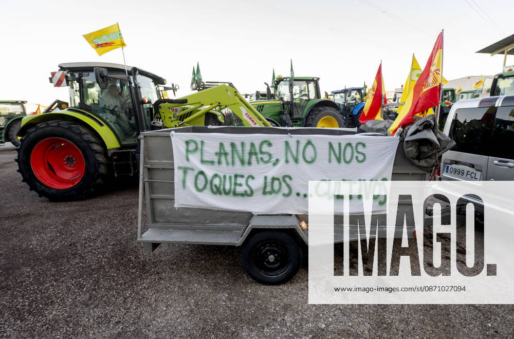 Nearly 500 tractors take to the streets of Madrid to demand a profitable agricultural sector. Several tractors head for the capital on October 28, 2026, in Arganda del Rey, Madrid, Spain. Nearly 500 tractors, accompanied by thousands of farmers and ranchers from all over Spain—called to action by Asaja, COAG, and Unión de Uniones, have taken to the streets of Madrid to demand urgent measures that guarantee the profitability of farms and the future of the countryside. October 28, 2026, Arganda del Rey, Madrid, Arganda del Rey, Madrid, Spain
