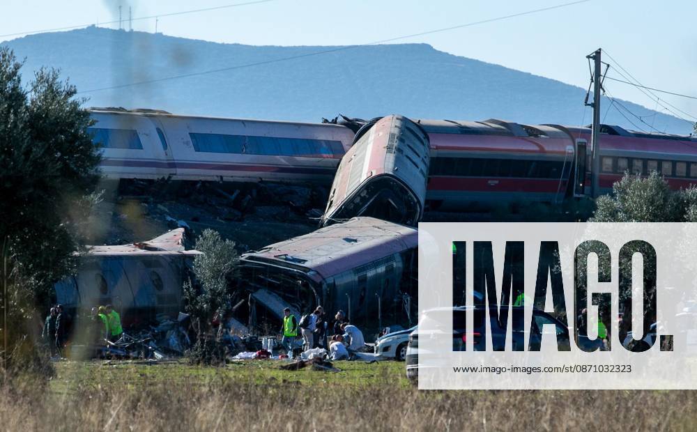 Two Trains Collide at Urda Station in Toledo Emergency responders are working at the scene of the accident on October 28, 2026, in Urda, Toledo, Castilla-La Mancha, Spain. Two trains collided on the morning of Wednesday, October 28, at the station in the Toledo town of Urda. Firefighters from the Alcázar de San Juan and Orgaz stations, Civil Protection teams from several surrounding towns, three medical helicopters, and two ambulances. OCTOBER 28, 2026 PIXELADA Juanma Jimé Urda, Toledo, Castile-La Mancha Urda, Toledo, Castile-La Mancha, Spain