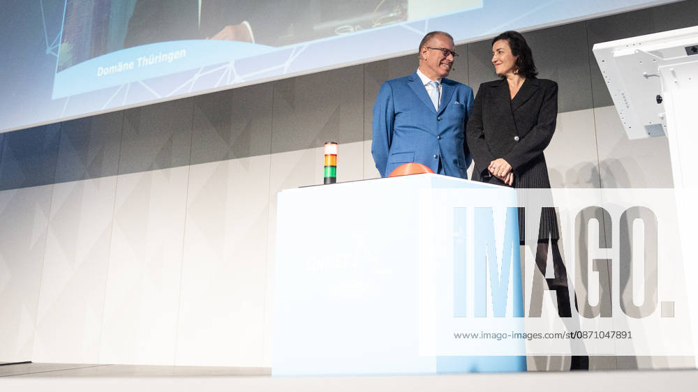 Dorothee Bär, Federal Minister for Research, Technology, and Space, and Andreas Tünnermann, Fraunhofer IOF, spokesperson for the QuNET Initiative, together on stage at the closing ceremony and presentation of the QuNET Initiative, a quantum communication network connecting Bavaria, Thuringia, and Berlin, Berlin, Germany, Futurium